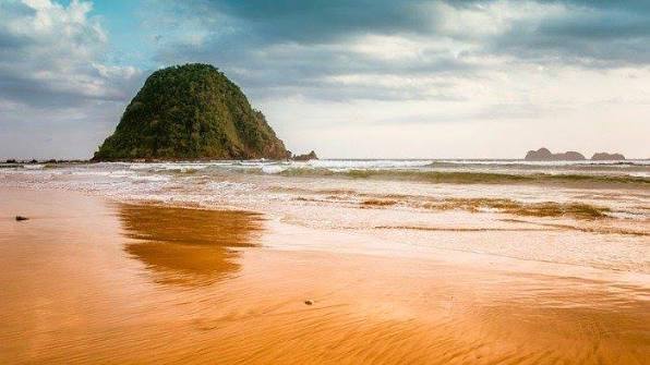 Open Trip Pulau Merah Teluk Hijau 2D1N